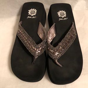 Yellow Box Flip Flops Tiara Sz 8 1/2 Pewter